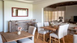 昂代Villa Enara的客厅配有桌椅和壁炉
