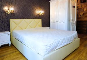 扎波罗热2 Rooms VIP Apartment on Sobornyi 216的卧室配有白色的床