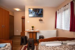 Crni VrhVila Nada的客房设有两张床和一台墙上的电视。