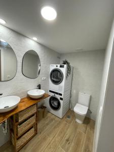 阿兰约兹Precioso Apartamento recién reformado en centro的一间带洗衣机和卫生间的浴室