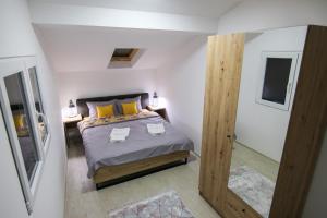 皮罗特Vila Nemir Zavojsko jezero的一间卧室配有一张带黄色枕头的床