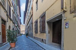 佛罗伦萨The Beauty of Santa Croce的一座拥有建筑物的老城区小巷