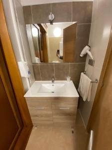 马尔皮卡Hotel Rural Finca Aldeola的一间带水槽和镜子的浴室