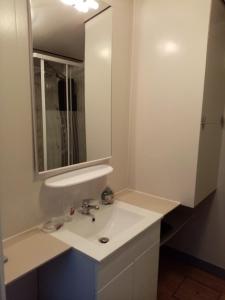 ResteigneLe Coton的白色的浴室设有水槽和镜子