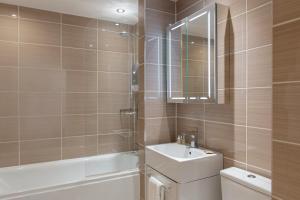 诺丁汉SACO Nottingham The Ropewalk的浴室配有盥洗盆、卫生间和浴缸。