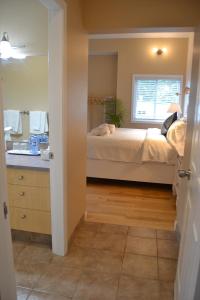 West KelownaSalish B&B and Spa的一间卧室配有床、水槽和镜子