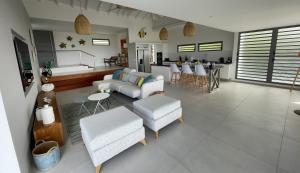 莱斯巴斯Villa Belle Galante的带沙发和椅子的客厅以及厨房。
