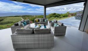 莱斯巴斯Villa Belle Galante的带沙发的海景天井