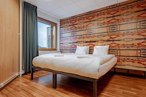斯德哥尔摩斯德哥尔摩创造者旅舍的一间卧室设有一张大床和色彩缤纷的墙壁