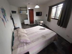 莫龙Alojamiento Entero con Excelente Ubicación的一间卧室配有一张床、一张桌子和一个窗户。