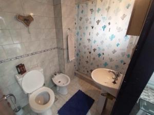 莫龙Alojamiento Entero con Excelente Ubicación的浴室配有卫生间、坐浴盆和盥洗盆。