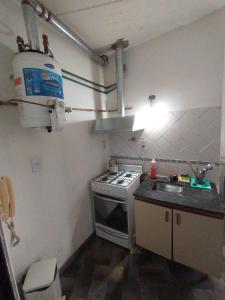 莫龙Alojamiento Entero con Excelente Ubicación的小厨房配有炉灶和水槽