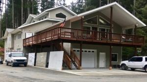 MendenhavenBiker's Bungalow - Near Mendenhall Glacier and Auke Bay Offering DISCOUNT ON TOURS!的大型房屋设有门廊和阳台