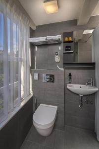 阿姆斯特丹Stanley Collection Hotel Hegra Amsterdam的浴室配有白色卫生间和盥洗盆。
