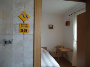 波斯托伊纳利比扎马洛奇旅馆的一间房间,墙上有床和标志