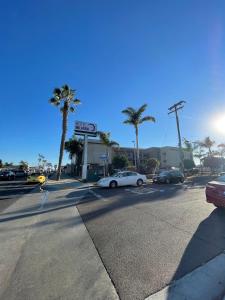 丘拉维斯塔Hotel Milagro的一条有汽车停在一个棕榈树加油站的街道