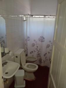 马拉圭Confort y tranquilidad al 100%的浴室配有白色卫生间和盥洗盆。