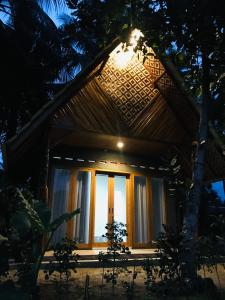 庞岸达兰Saung Rancage Batukaras的夜晚屋顶上灯火通明的房子