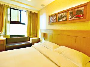 台北東鑫商務旅館Eastern Star Hotel的酒店客房设有床和窗户。