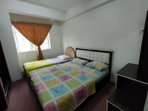 金马仑高原Desa Anthurium的一间卧室设有一张床和一个窗口
