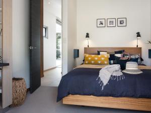 ClunesKirkwood的一间卧室配有一张带蓝色棉被和枕头的床