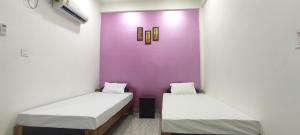 卡齐兰加KRAZYROOMS, Kaziranga的紫色墙壁客房的两张床