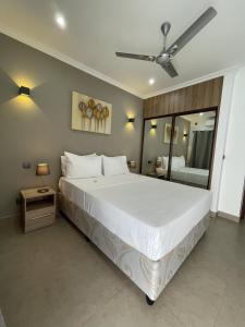 博瓦隆B Holiday Apartments的卧室配有一张白色大床和吊扇