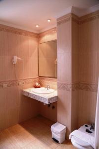 卡沃内拉斯蒂欧费利佩酒店的一间带水槽、卫生间和镜子的浴室