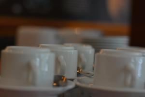 吉隆坡枫叶套房的桌子上一组白杯和碟子