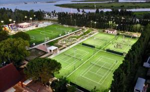 Ca LinoIsamar Holiday Village的网球场和2个网球场的顶部景观