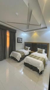 Al Qunfudhahشقق الشاطئ的一间卧室设有两张床和窗户。