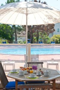 卡热那拉地区酒店内部或周边的泳池