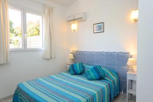 博尼法乔卡纳瓦酒店的一间卧室设有一张床和两个窗户。