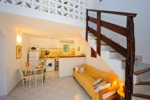 博尼法乔卡纳瓦酒店的带沙发的客厅和厨房