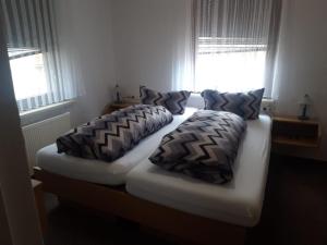 RinglebenLandgasthof Zum Ring的一间卧室配有两张带枕头的床和窗户。