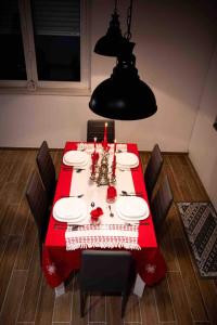 PreturoLa casa dell'Aquila - Eagle house的红色的餐桌,上面有红色的蜡烛