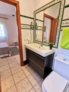 哈维亚Villas Monte Verde -BTB的一间带水槽和镜子的浴室