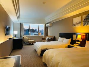 台中市法堤商旅的酒店客房设有两张床和窗户。
