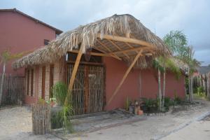 阿廷斯Pousada Vila Camurim的茅草屋顶的小房子