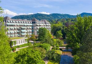 巴登-巴登布莱内公园Spa酒店 - 欧特家系列酒店的享有花园大建筑的空中景致