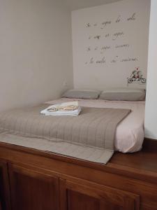特尔尼Appartamento Terni Centro的墙上写着书的房间里一张床位