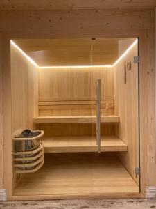 特拉本特拉巴赫Velo & Wohnen -NEU- Elektroräder inklusive - Sauna的房间里的木架柜