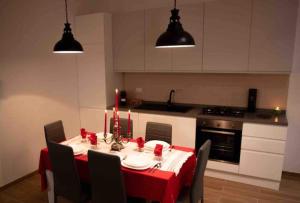 PreturoLa casa dell'Aquila - Eagle house的厨房配有一张带红色桌布的桌子