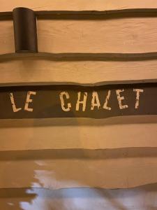 斯帕LE CHALET的木墙上的图标