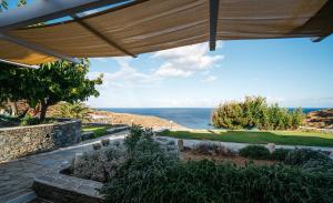法罗斯岛卡浦纳珀斯公寓的房屋的庭院享有海景。