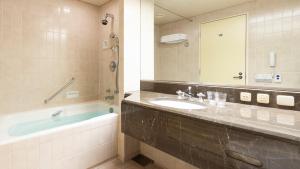 横滨洲际大酒店(InterContinental Yokohama Grand, an IHG Hotel)的一间浴室