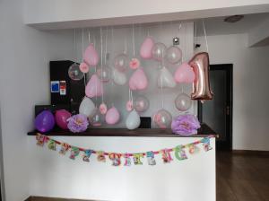 VişanPensiunea VisAventura的挂在墙上的一束粉色和白色气球