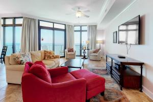 奥兰治比奇Phoenix West II的带沙发和红色椅子的客厅