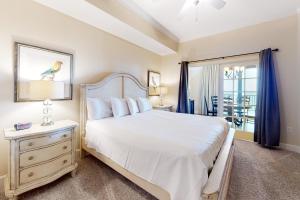 奥兰治比奇Phoenix West II的一间卧室配有一张床、一个梳妆台和一扇窗户。