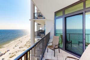 奥兰治比奇Phoenix West II的享有海滩美景的阳台